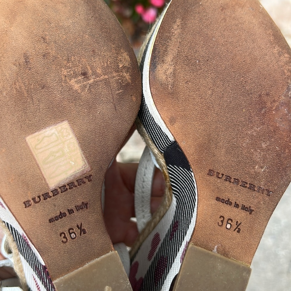 Burberry Nova Check Heart Wedges COA - Picture 10 of 14